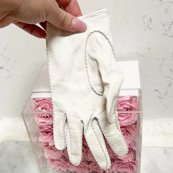 Authentic Bottega Veneta White Lambskin Leather Driving Gloves - Picture 9 of 11